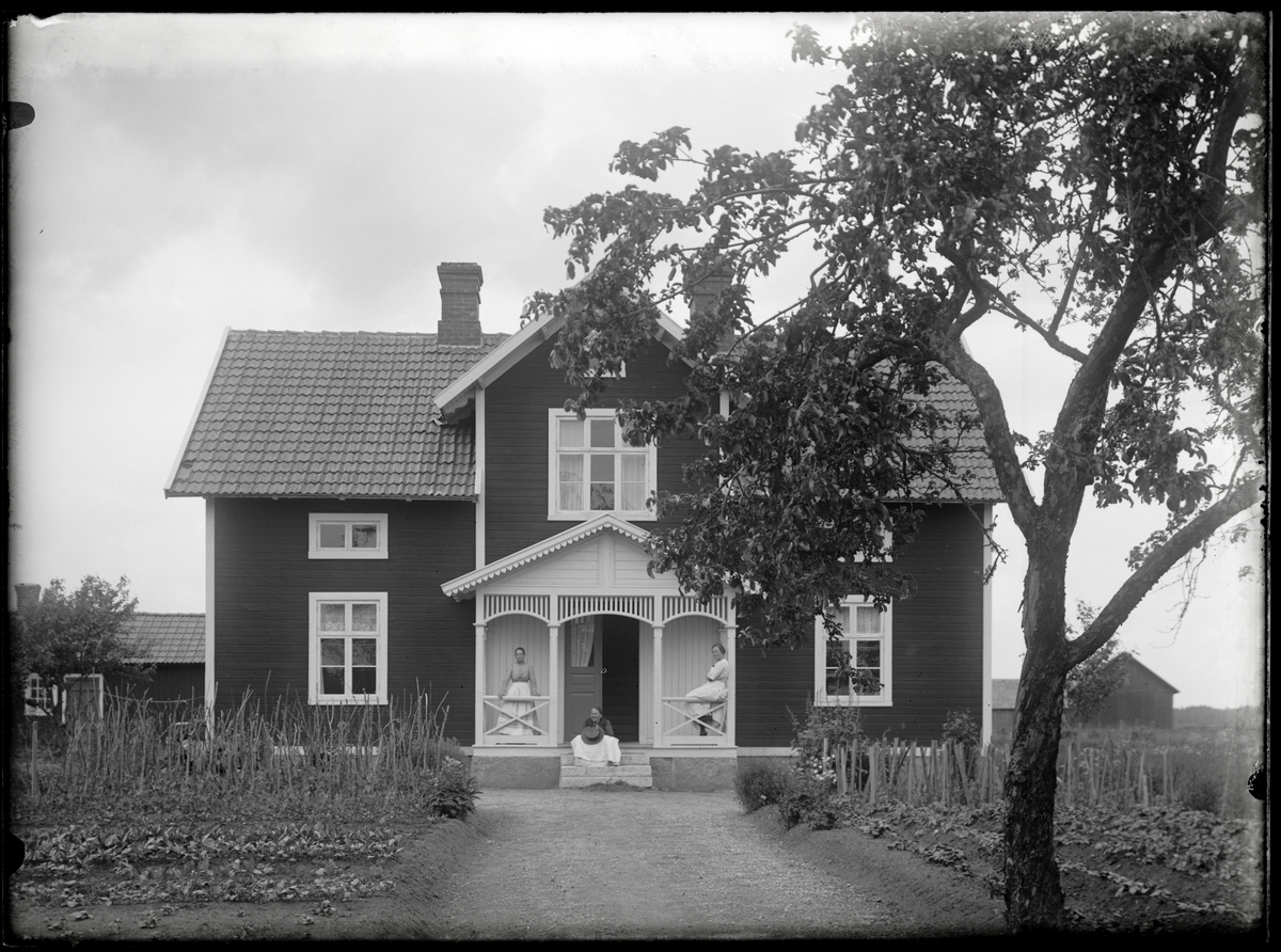 Joel Bengtsson, Kvinnor framför hus