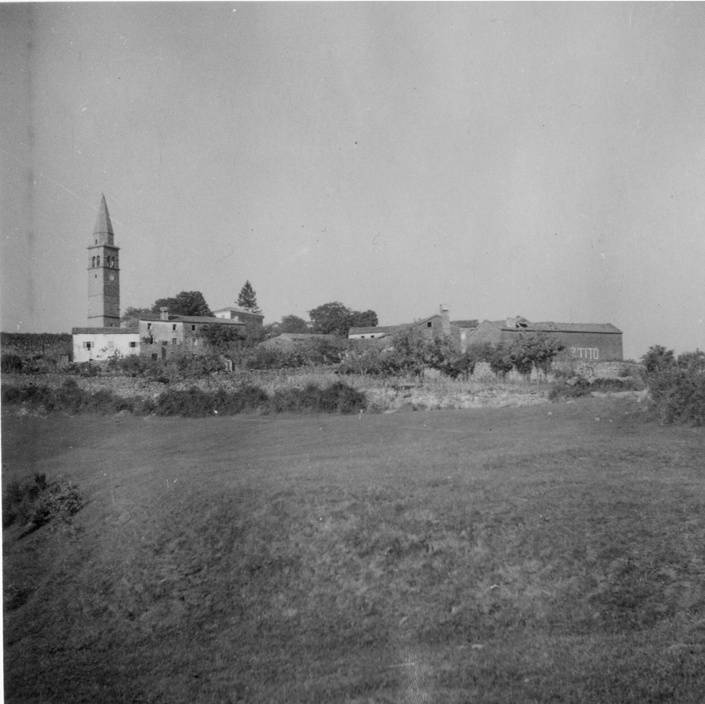 Branko Fučić, Hrvoji (Kopar), panorama mjesta s jugozapada