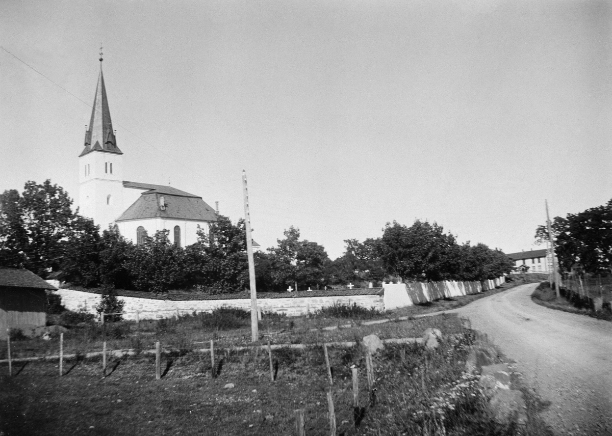 Anno Domkirkeodden, VANG KIRKE, KIRKEGÅRDSMUREN, VANGSVEGEN