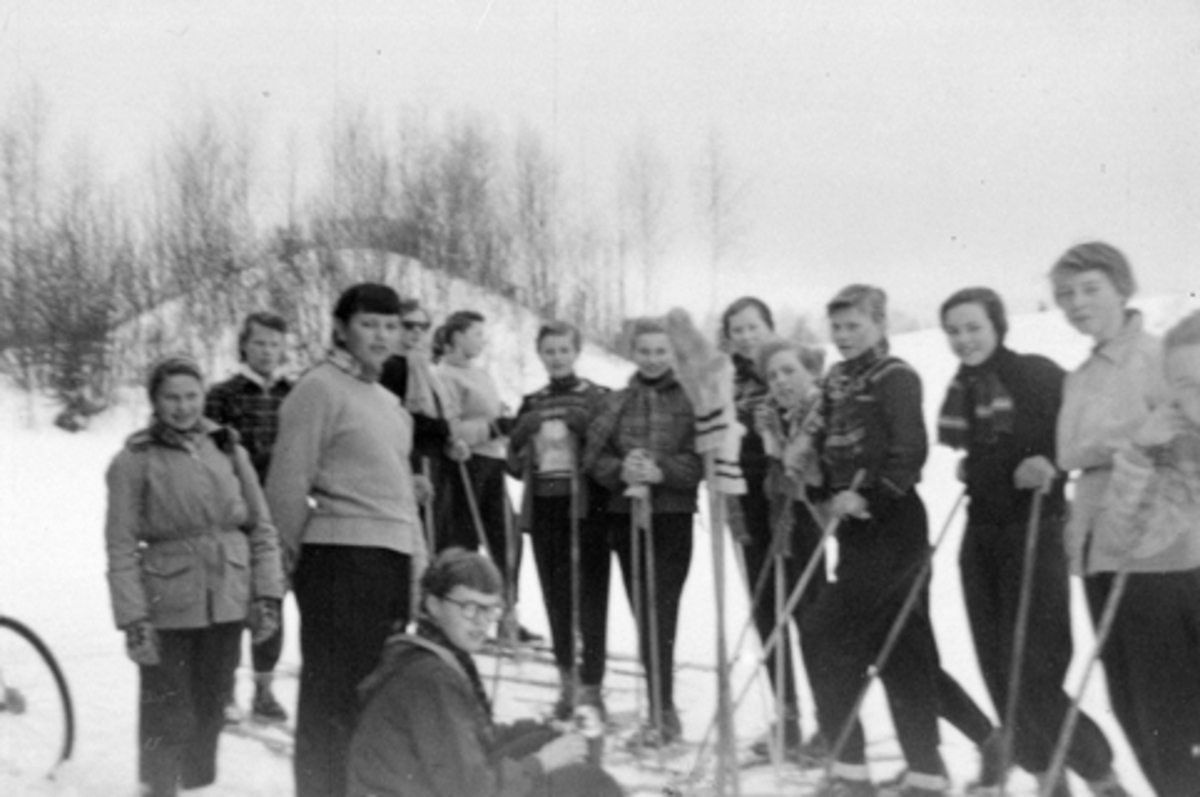 Anno Domkirkeodden, Jenter fra Nes Framhaldskole på ski, skidag, Fredheim, Nes, Hedmark.