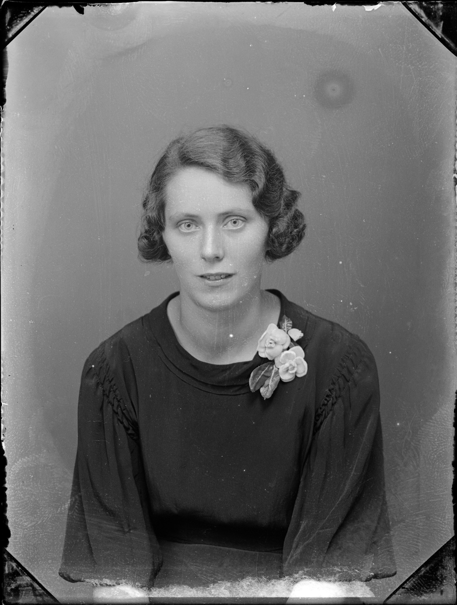 Skötsner-Edhlund, Ateljéporträtt - Anna Mattsson från Tuskö, Börstils socken, Uppland