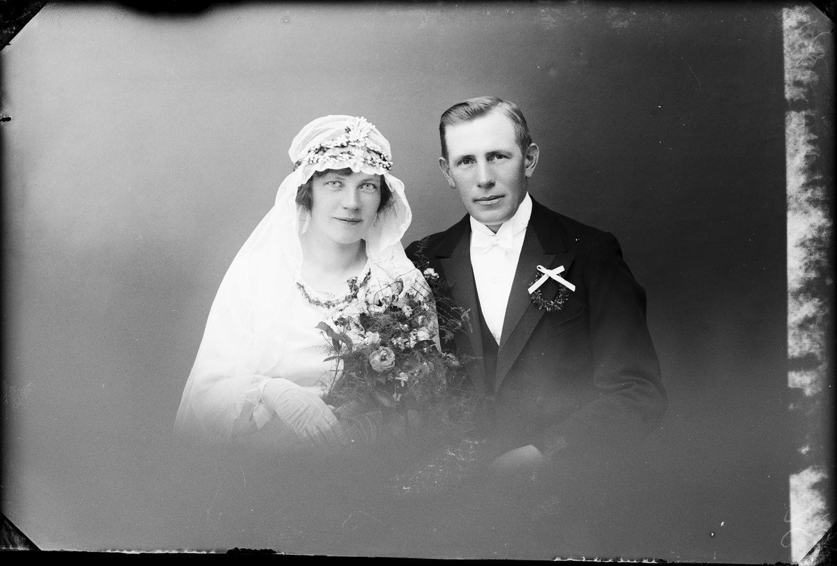 Skötsner-Edhlund, Brudparet Söderström från Valö socken, Uppland 1926