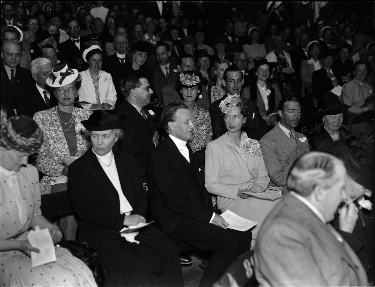 Paul Sandberg, "Vårfesten i Upsala nordiskt betonad" - ärkebiskop Erling Eidem, prinsessan Sibylla och prins Gustaf Adolf i publiken på Allmänna sångens vårkonsert i Universitetsaulan, Uppsala 1942