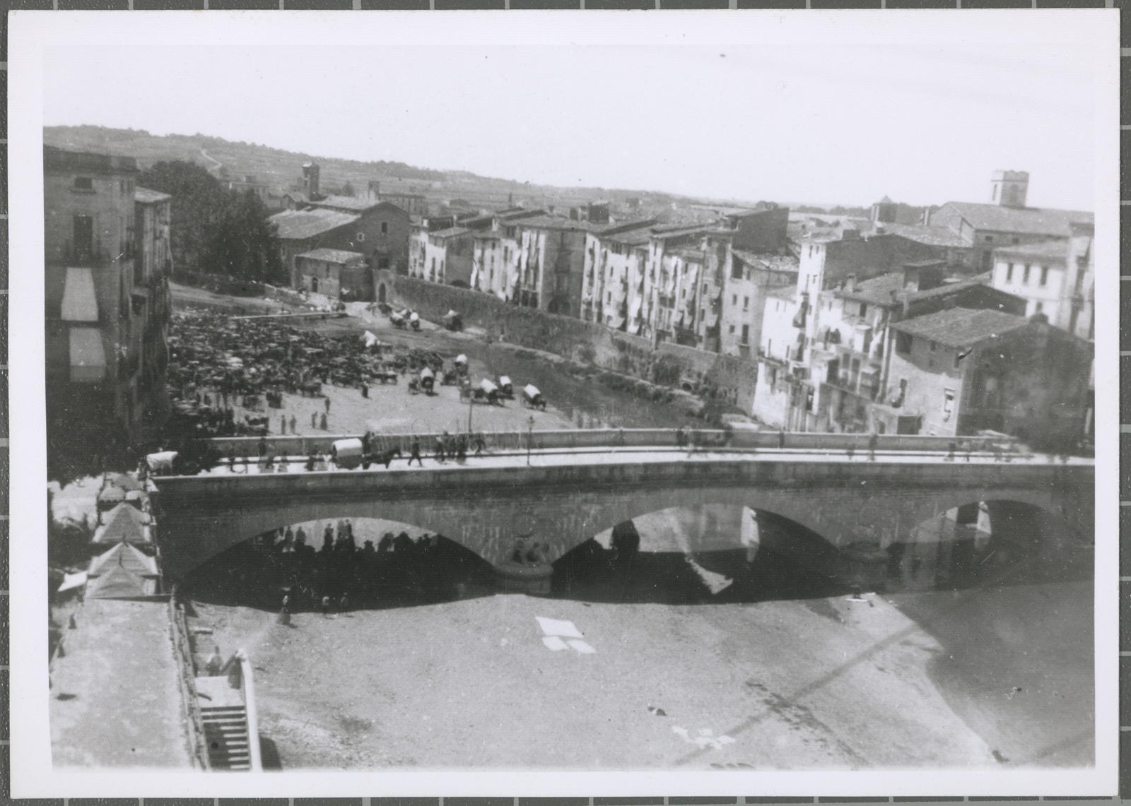 Desconegut, Vista del mercat de l'Areny i el pont de Pedra.