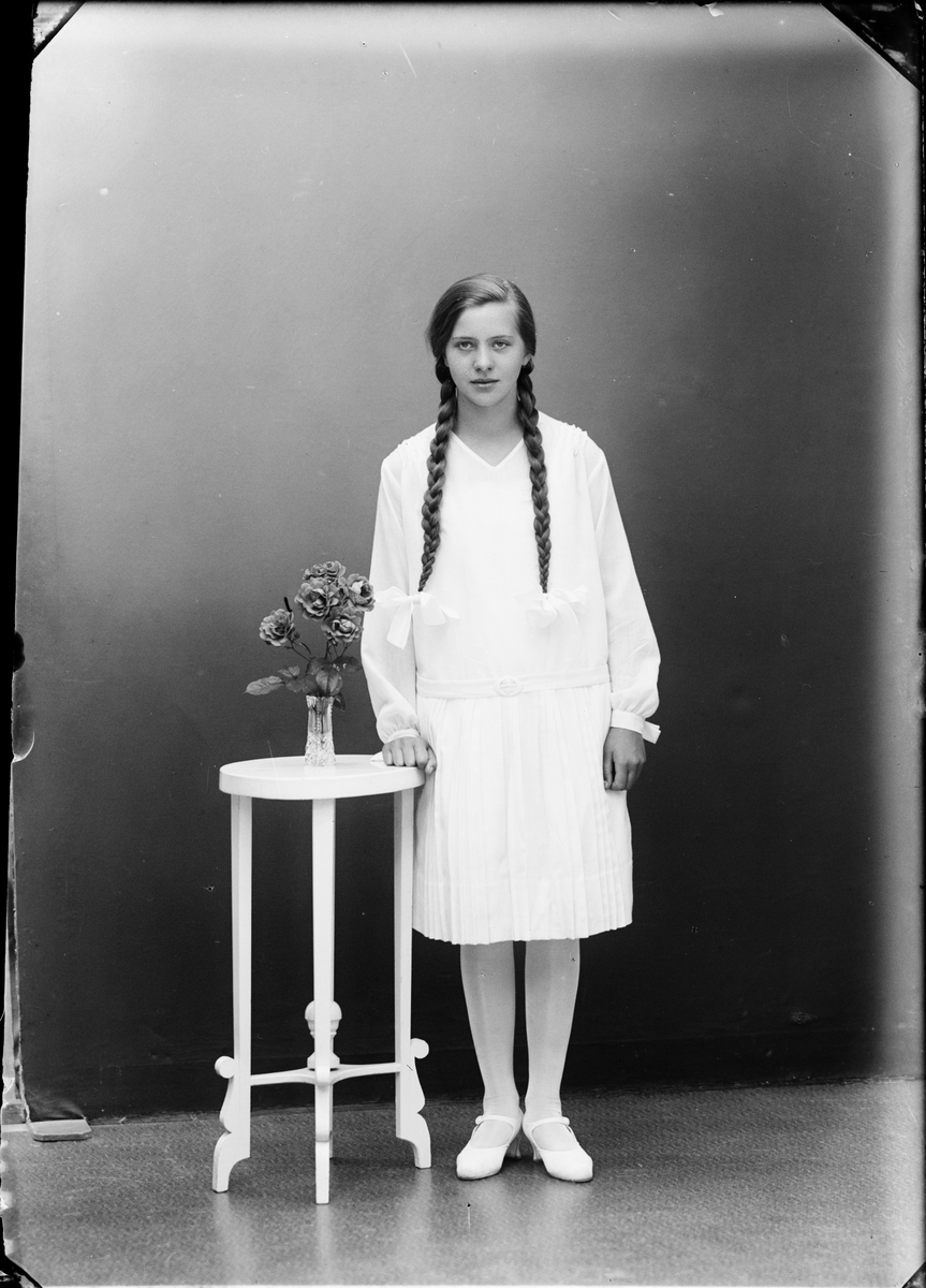 Skötsner-Edhlund, Ateljéporträtt - Gunnel från Tranaholm, Valö socken, Uppland
