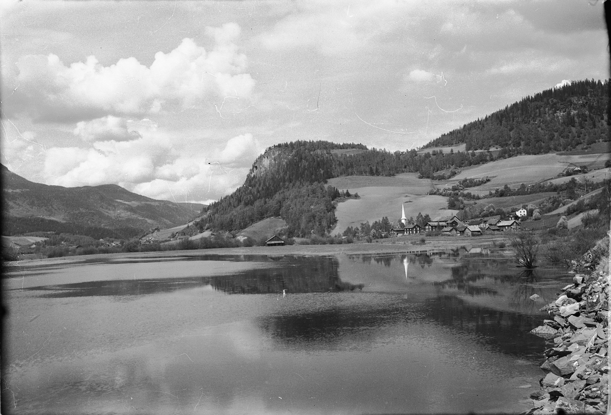 Håkon Prestkværn, Fåvang. Fåvang kirke, Ringebu kommune. Landskap og tettbebygd strøk. Gudbrandsdalslågen.