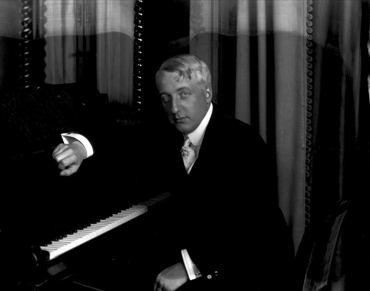 Gustav Borgen, Portrett, dirigent og musiker Birger Hammer.