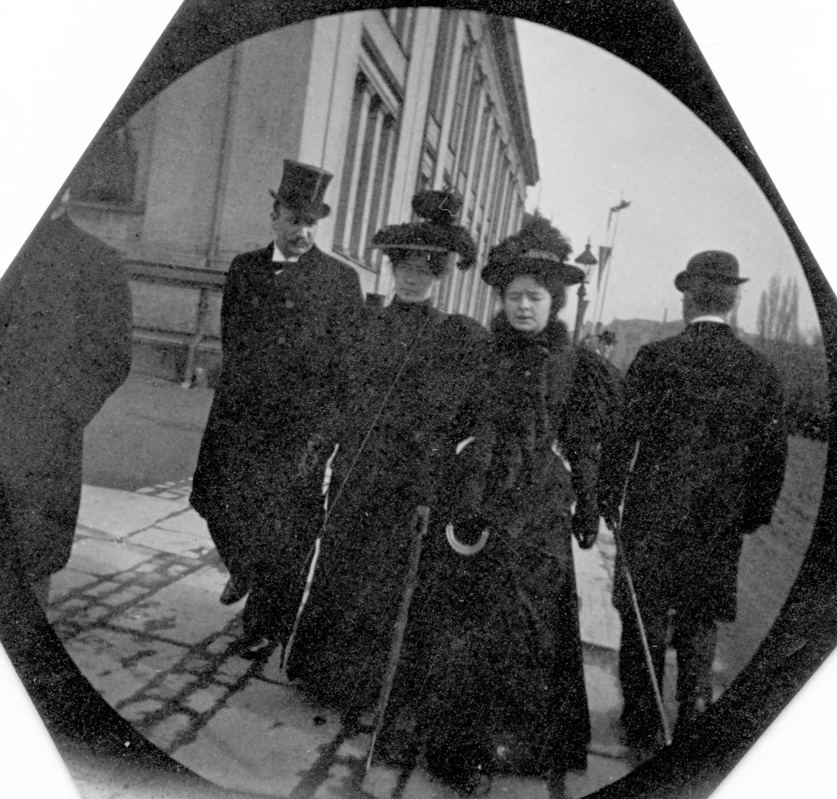 Fredrik Carl Mülertz Størmer, Mennesker spaserer langs Karl Johans gate, Oslo, forbi Universitetsplassen. Frk. Viborg (Wiborg).
