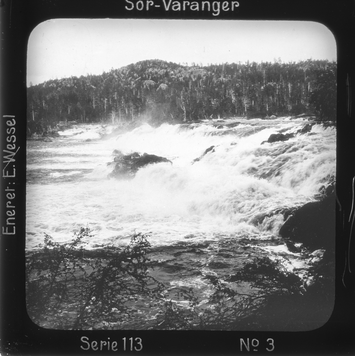 Ellisif Rannveig Wessel, Furuskogfossen (Männikkökoski), Pasvikelven, Sør-Varanger, Finnmark. Motivet har nr.3 i lysbildeforedraget kalt "I lappernes land - Sør-Varanger", utgitt i Nerliens Lysbilledserier, serie nr 113.