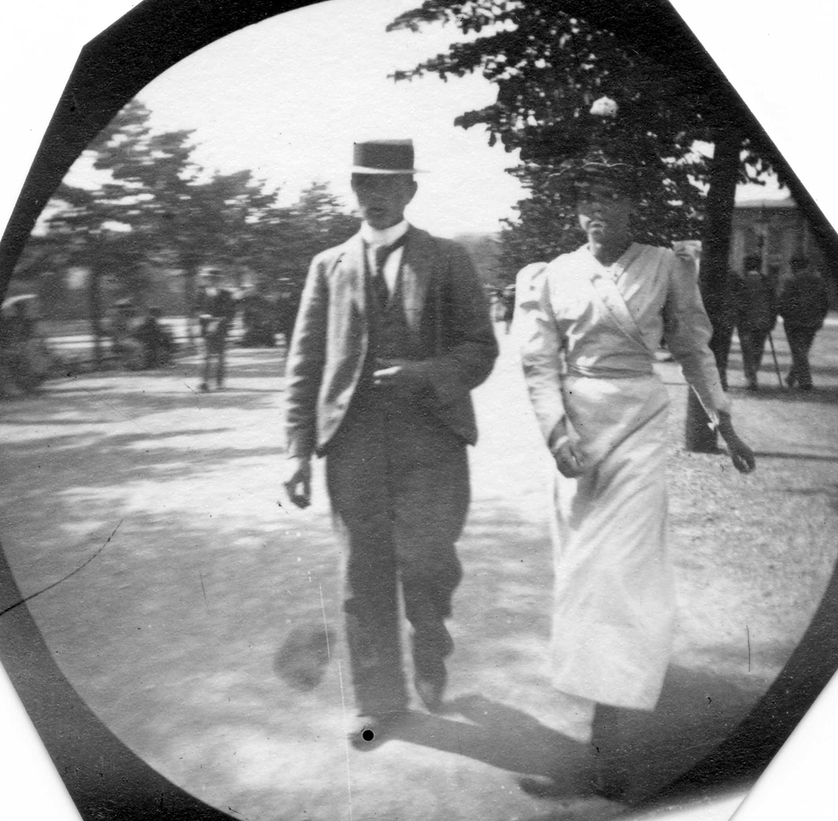 Fredrik Carl Mülertz Størmer, Lulla Moestue (?) og frk. Ragnhild Welhaven spaserer langs Karl Johans gate, Oslo.