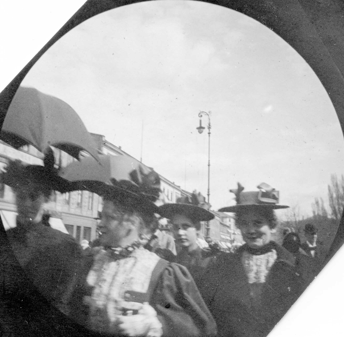 Fredrik Carl Mülertz Størmer, Kvinner i bygate, ant. Karl Johans gate, Oslo. Under lykten, frk. R. Moe fra Tøyen.