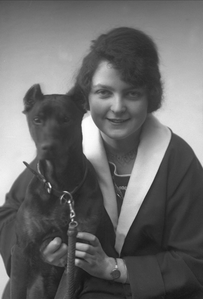 Gustav Borgen, Portrett, kvinne med hund.
