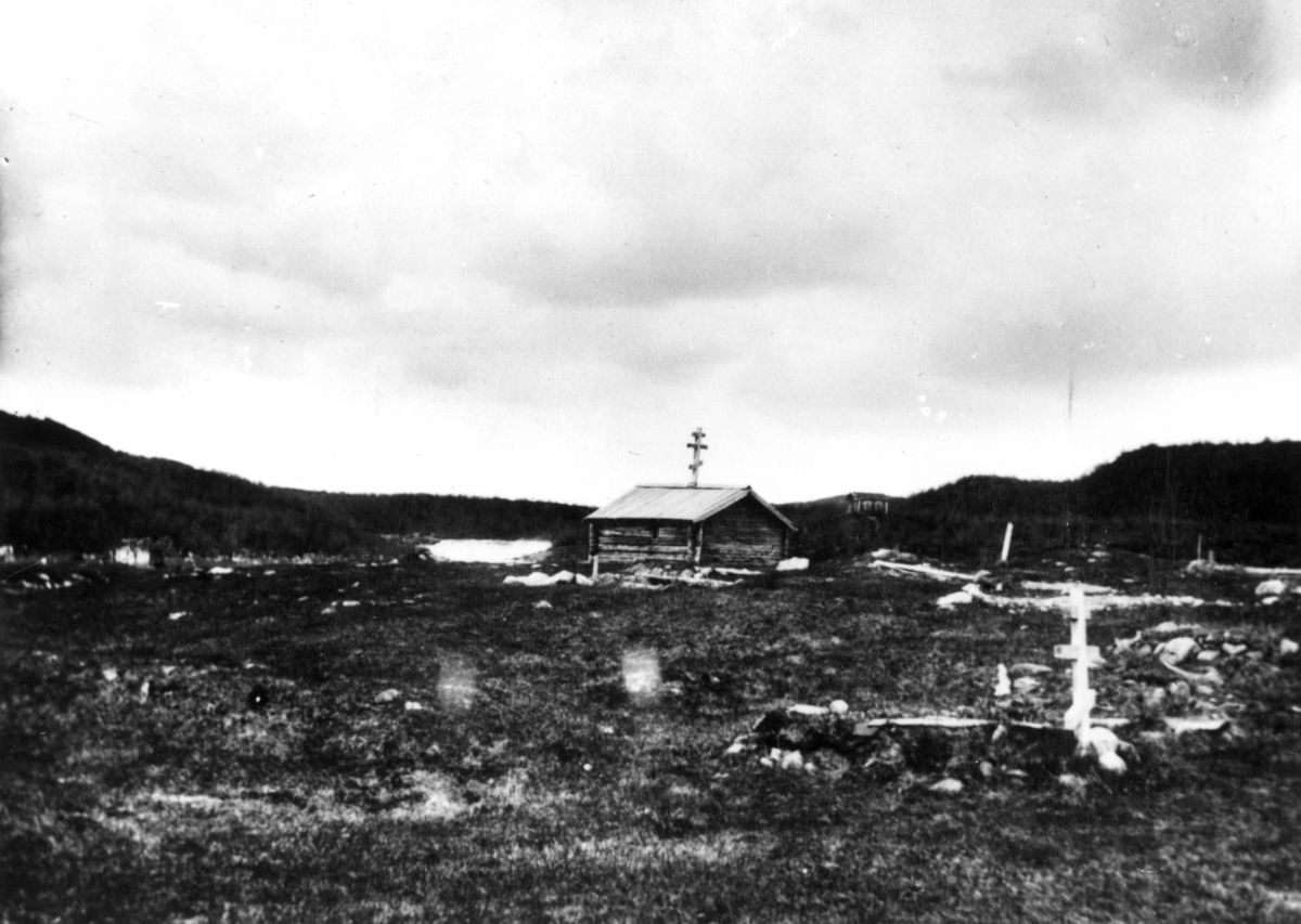 Ellisif Rannveig Wessel, St. Georgs kapell i Neiden, Sør-Varanger, Finnmark. Skal være bygget i 1565 av Trifon. Den Hellige Trifon, kirkefar, helgen og misjonær fra Petchenga i Russland. Foto ca. 1900.