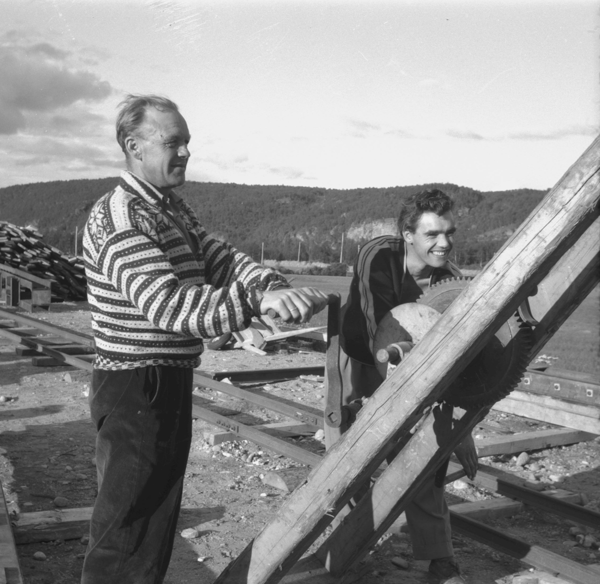 Per Magne Grue, Estensvold bro, Bygging, To menn med sveiv og kran,