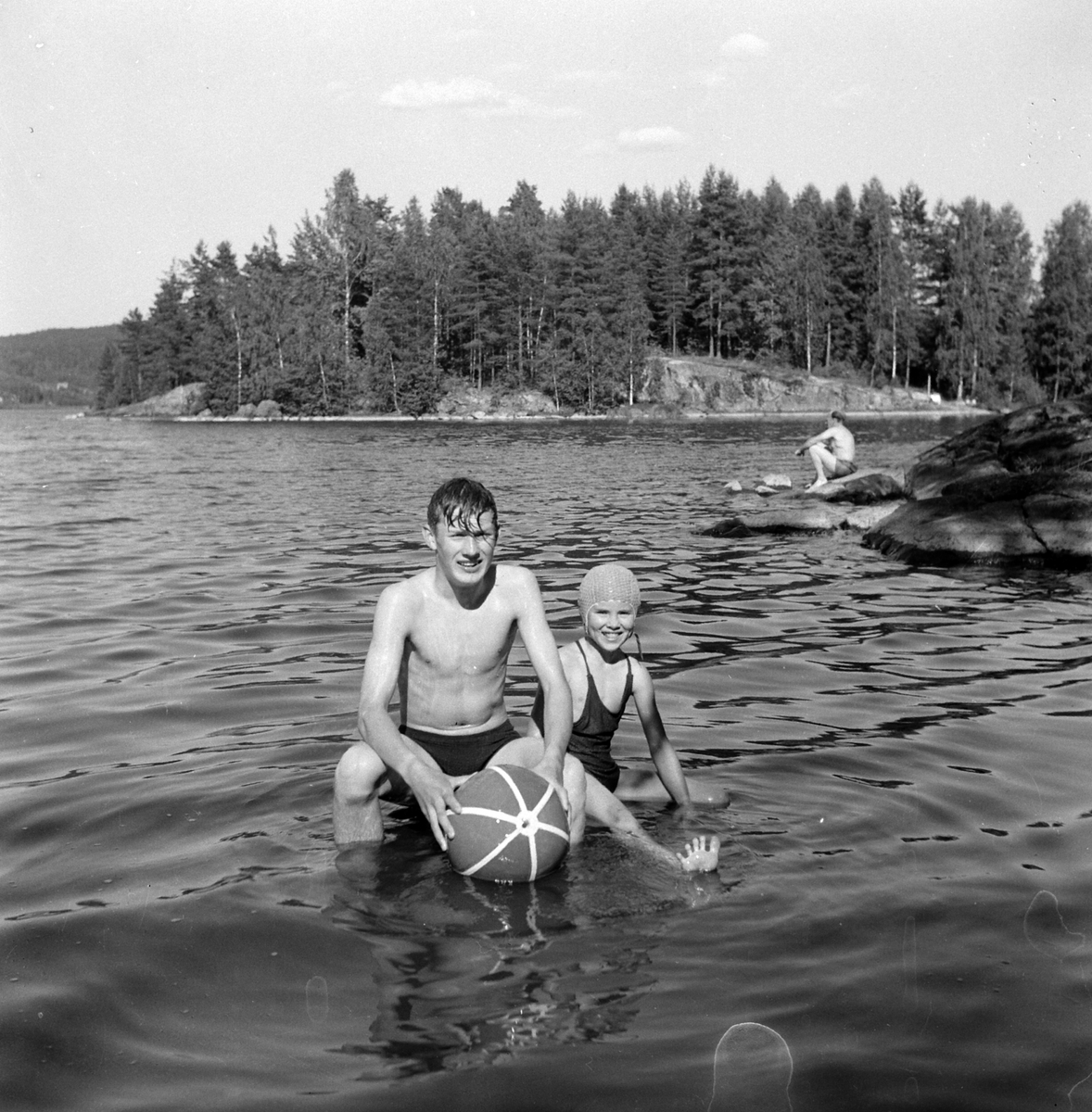 Adolf Skjegstad, Annar og Asbjørg Skjegstad. Badeliv, badeball, ukjent sted.