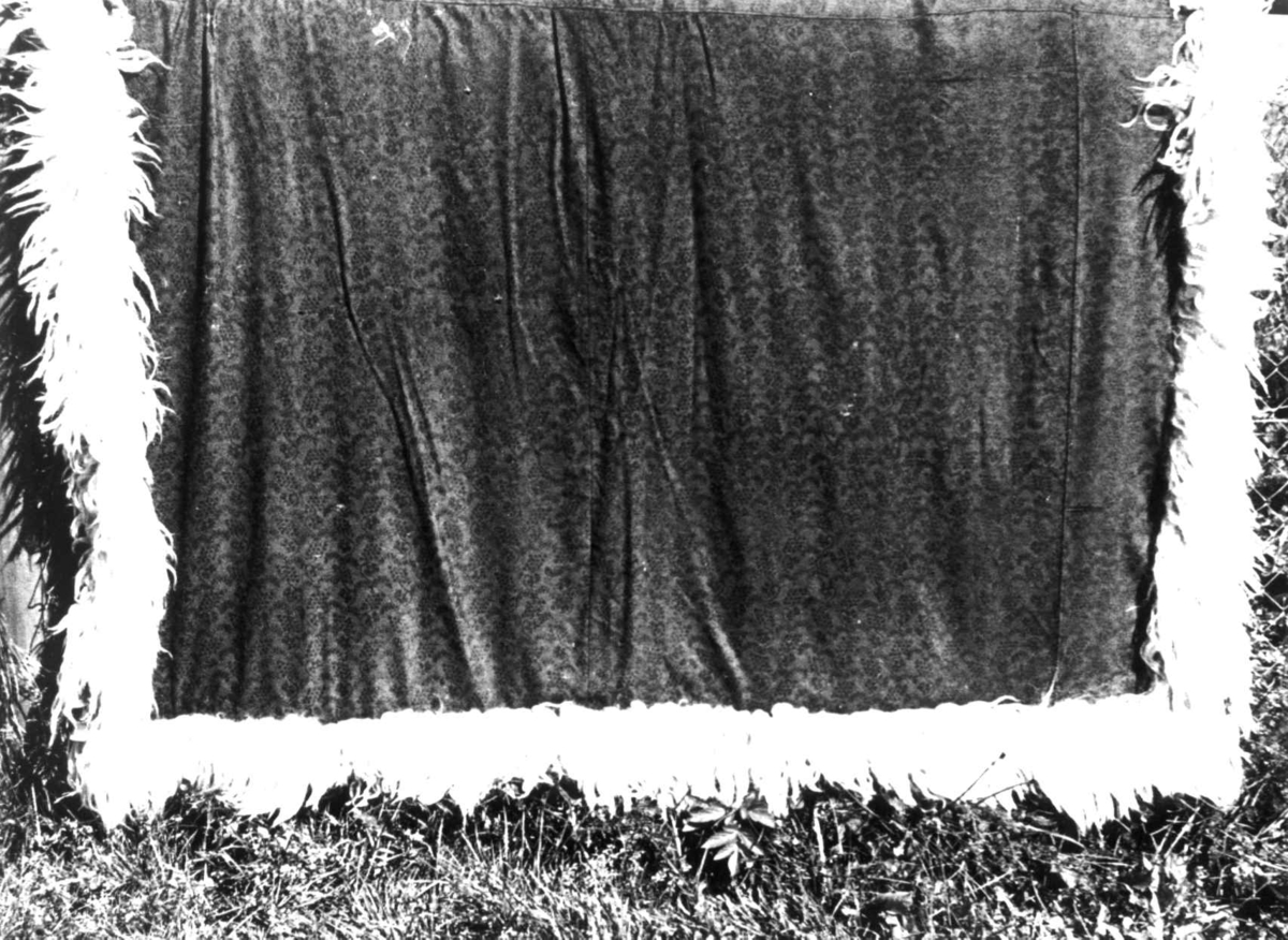 Anna Grostøl, Skinnfell med åkle av trykt ulltøy. Brekken, Røros, Sør-Trøndelag 1938.
