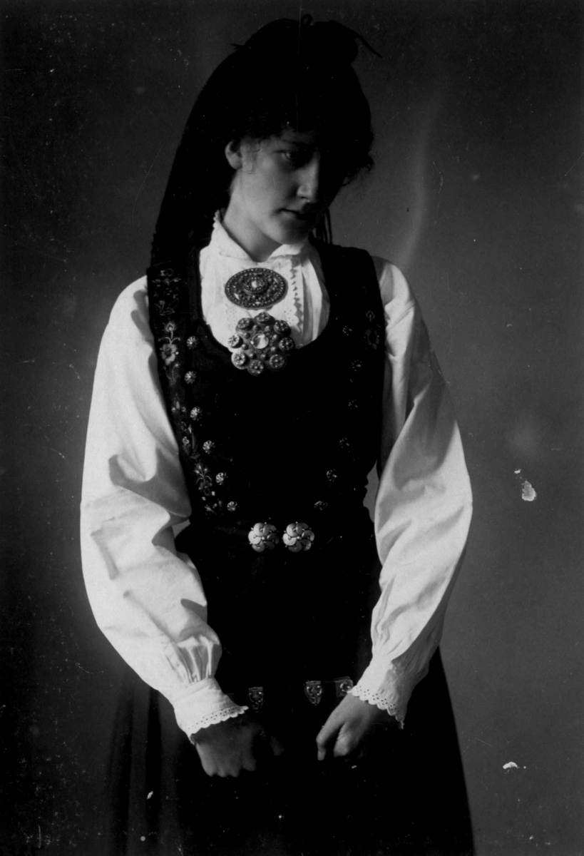 Hermann Christian Neupert, Kvinne med drakt fra Tinn, Telemark 1927.
