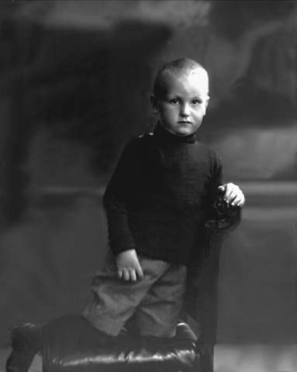 Gustav Borgen, Portrett, gutt i mørk genser, kortbukser, strømper og sko. Kaptein Grinakers sønn.