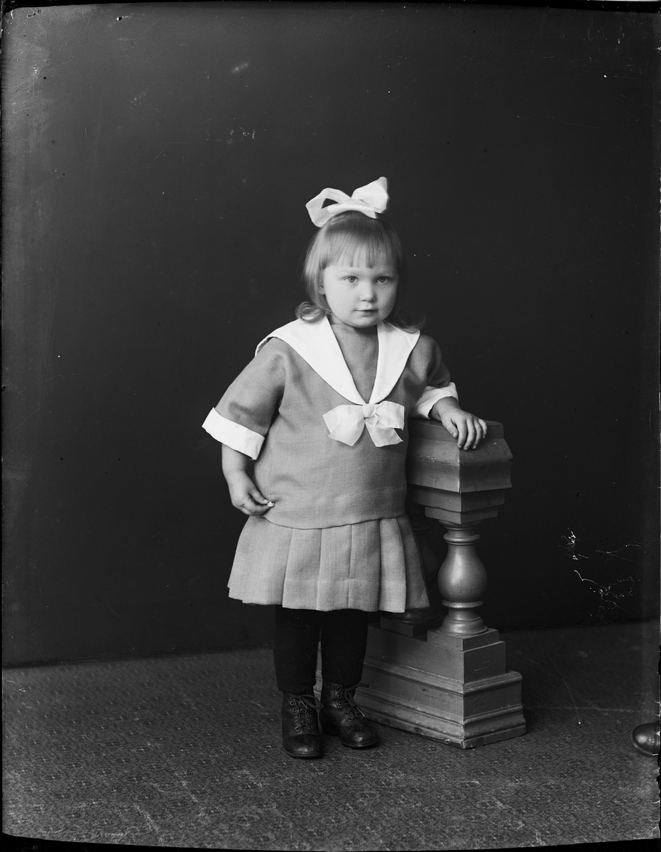 Skötsner-Edhlund, Ateljéporträtt - Edvin Janssons flicka, Uppland 1923