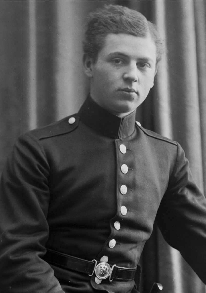 Gustav Borgen, Portrett, mann i kadettuniform.