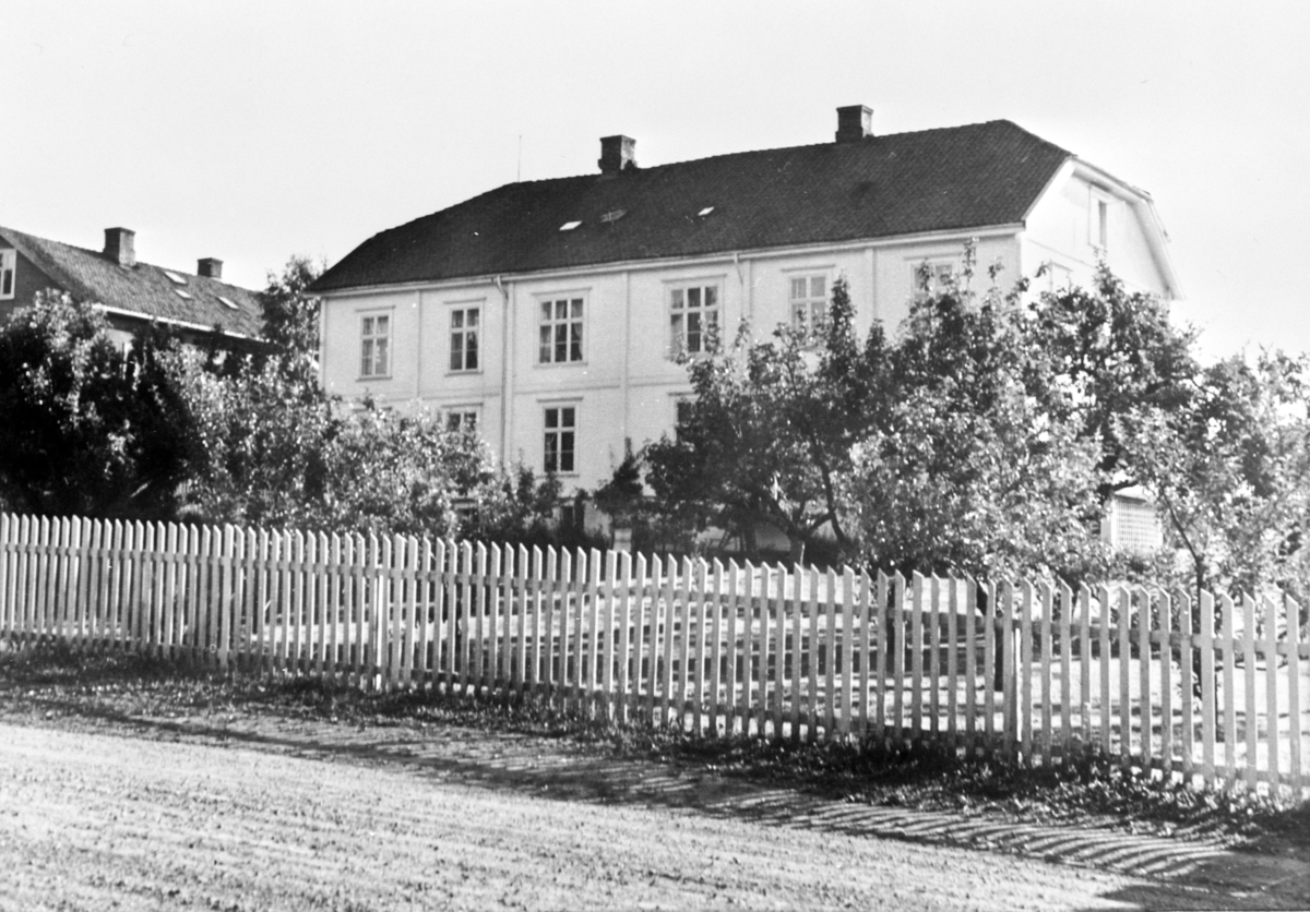 Anno Domkirkeodden, Eksteriør Holset gård i Hamar, sett fra gata Utsikten 1, Hagen.