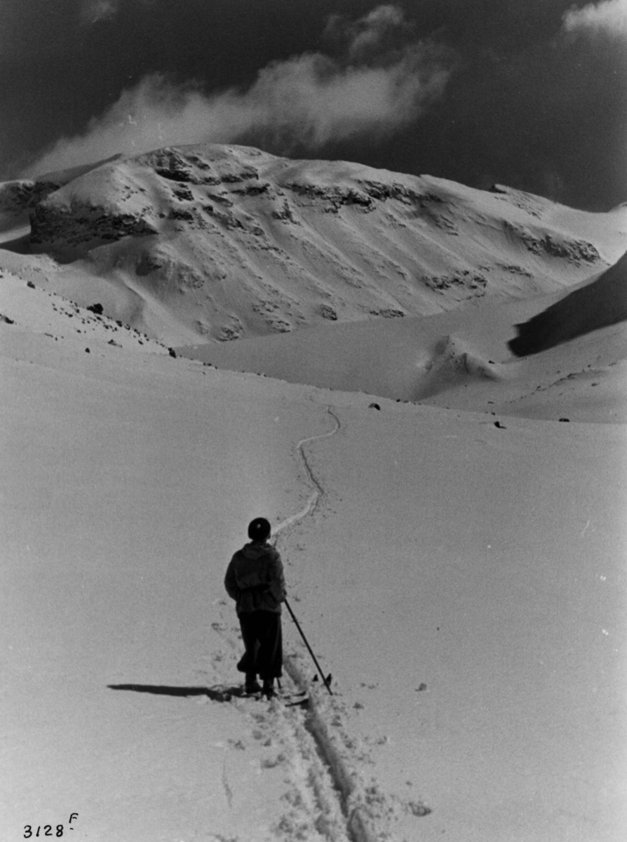 Anders Beer Wilse, Skiløper ved Tverrbotntindan i Jotunheimen.