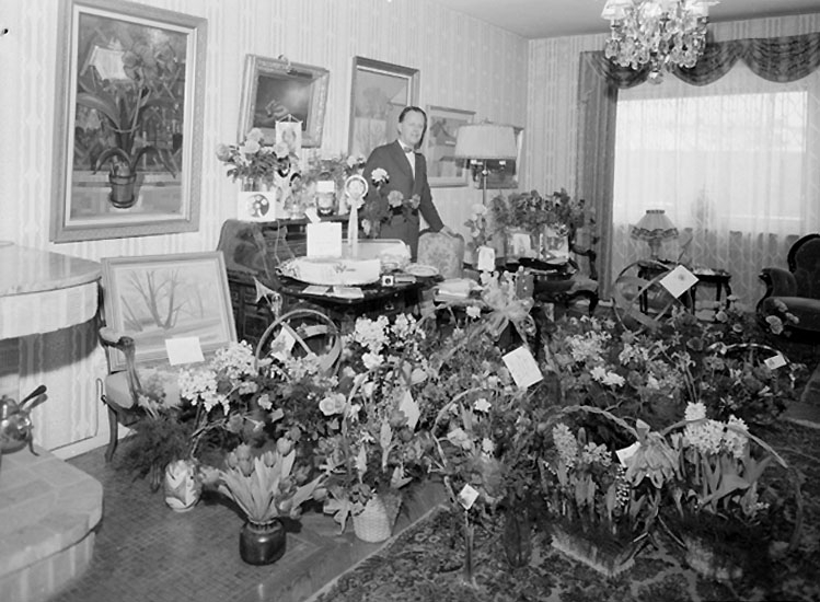 Knut Borg, Interior of rooms, a man. Hugo Almbrant on his birthday.