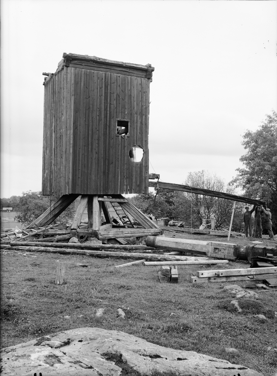 Paul Sandberg, Väderkvarn under nedmontering, Uppland 1935