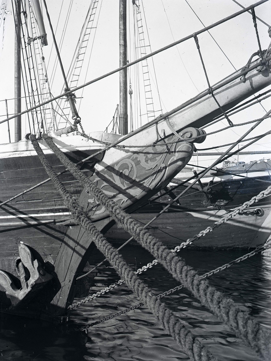 Okänd fotograf,, "Svanen" av Värnanäs. 4-mastskonare, byggd 1919 i Svendborg. Efter 1921 inköpt till Bergkvara. Redare 1923: H. Nyström, Bergkvara, befälhavare A. Isberg, 27 dito. 1931 Hemma i Värnanäs, redare Johan Löfstedt, befälhavare A. Isberg. Sedermera försåld till Mörbylånga efter 1934.