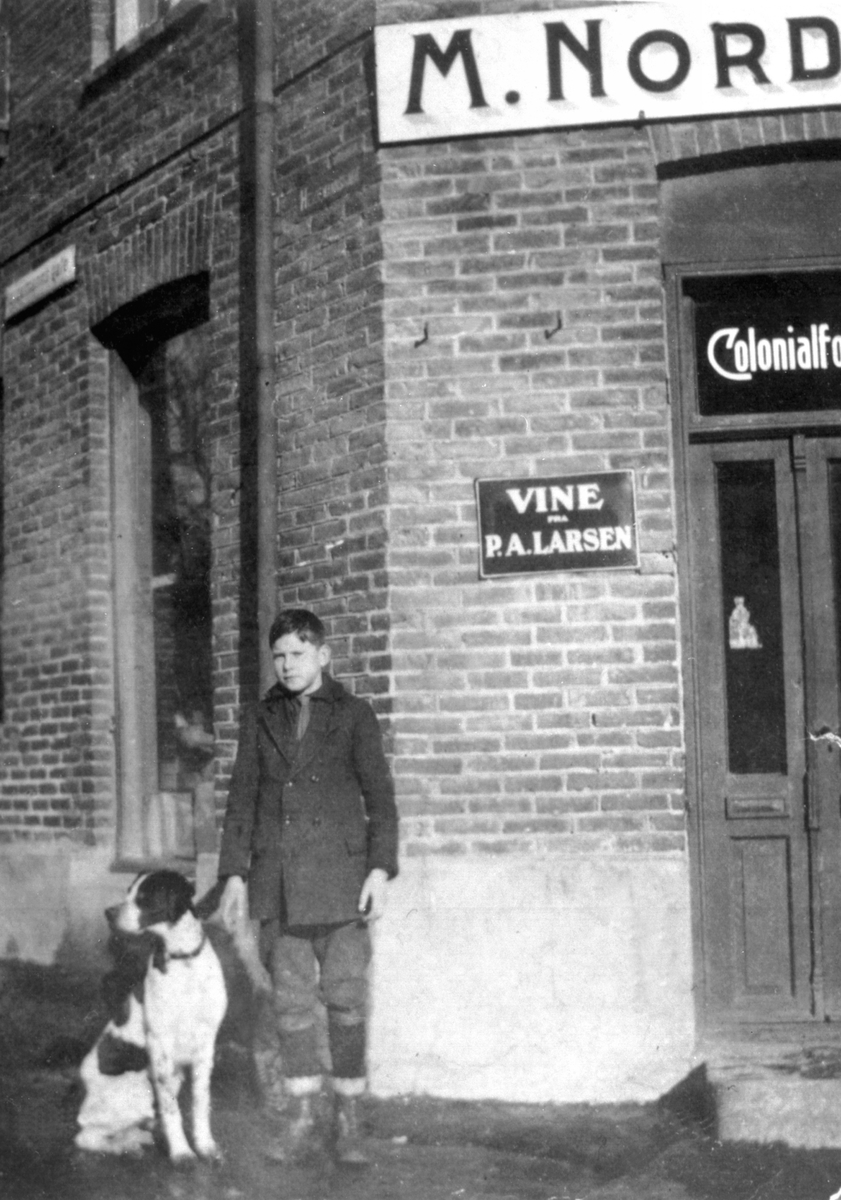 Anno Domkirkeodden, Arve Nybakken, visergutt, Martin Nordbakken kolonial, Røhnegården Storhamargata/Heidemannsgate, Hamar. Hunden het Scott. Reklame. "Vine fra P. A. Larsen"