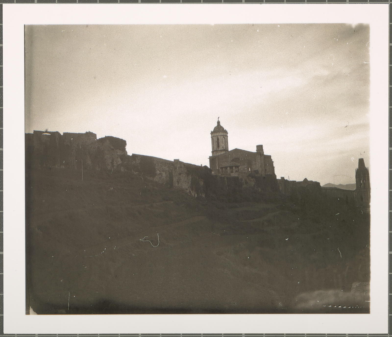 Desconegut, [Catedral i muralles des de Sant Daniel]