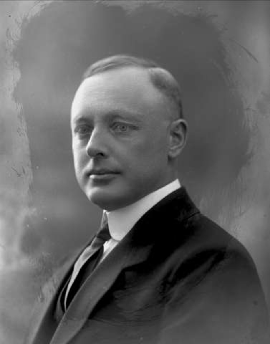 Gustav Borgen, Portrett, mann i dress. Hr ingeniør Sigholt.
