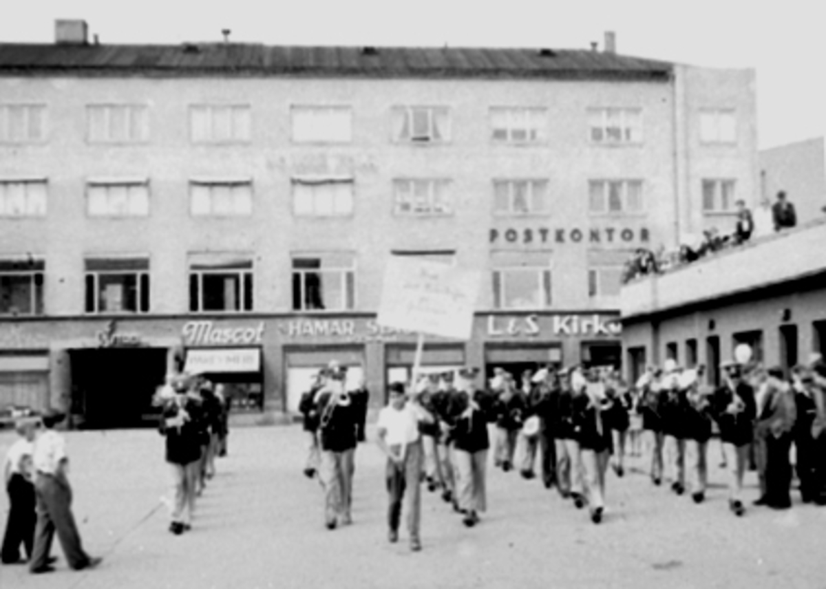 Anno Domkirkeodden, HAMAR UNGDOMSKORPS PÅ ØSTRE TORG, PLAKAT OM FOTBALLKAMP MELLOM HAM-KAM OG RAUFOSS