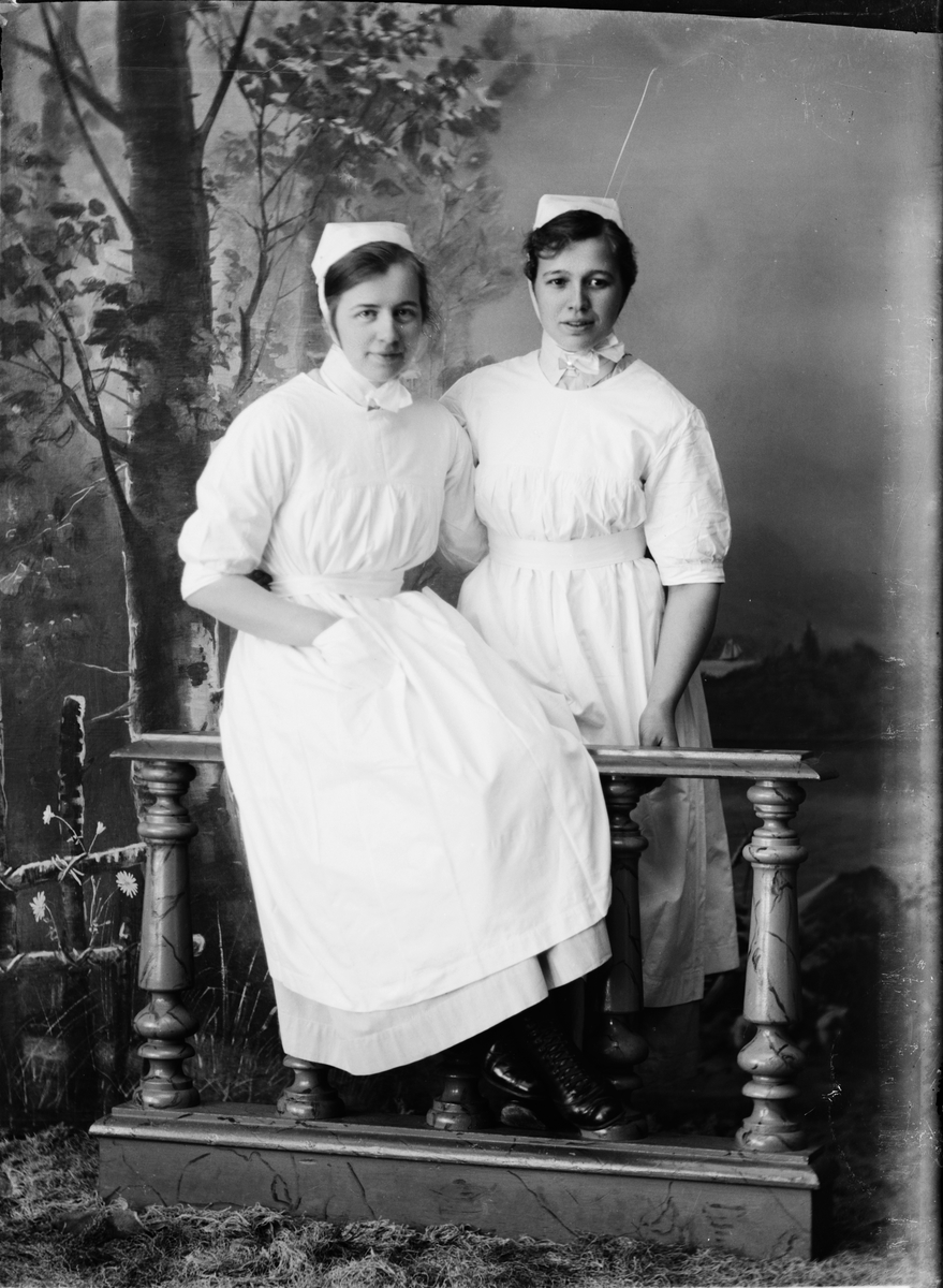 Skötsner-Edhlund, Två kvinnor i sjukvårdsuniform, Östhammar, Uppland