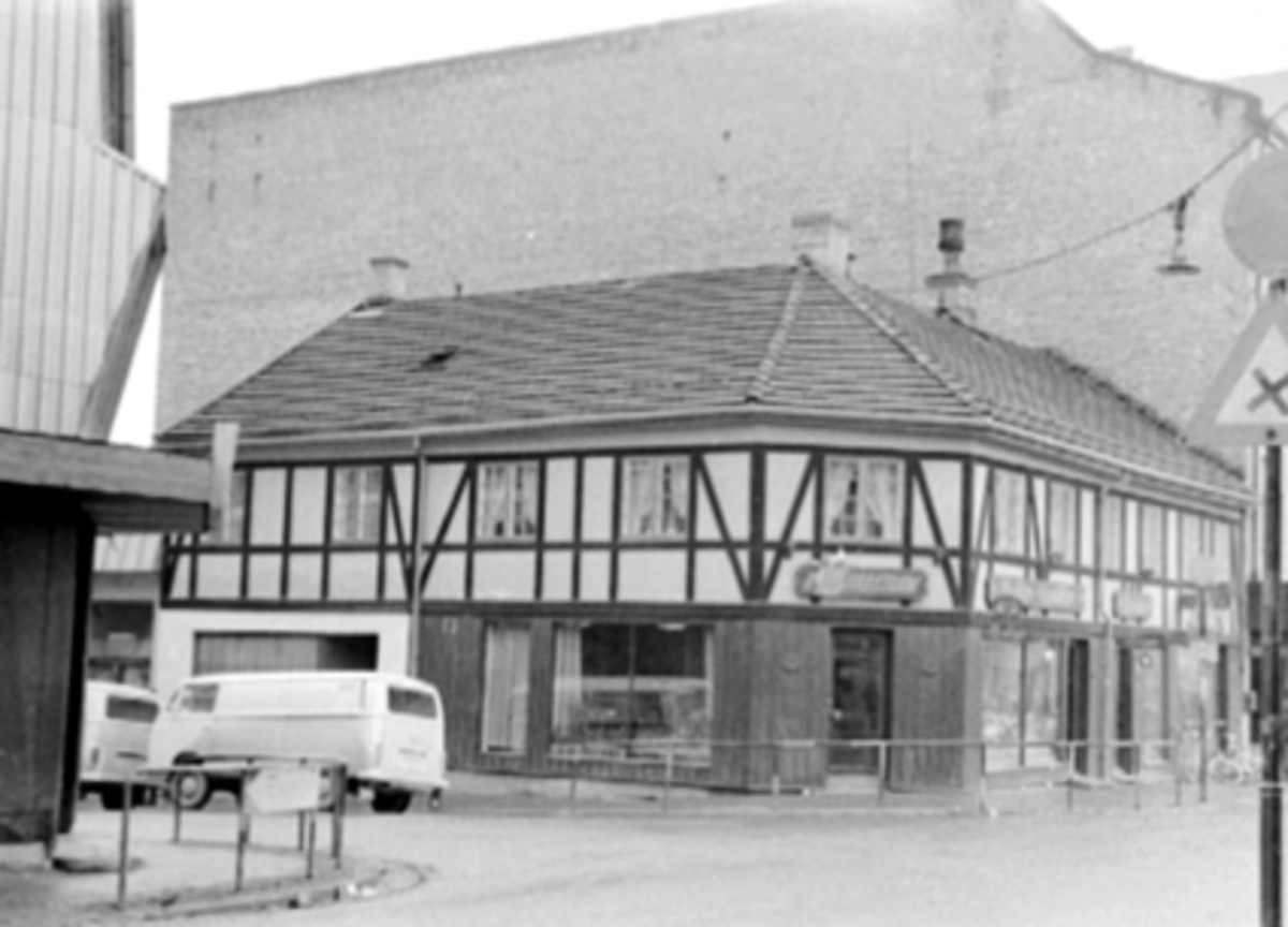 Anno Domkirkeodden, BAKER NORDSTRØM, GRØNNEGATE 34 - VANGSVEGEN kommentar start ---- Varebilene som står i gata, fraktet brød og kaker rundt i distriktet. De ble kjørt av Jan Larsen og Juel Eric Larsen