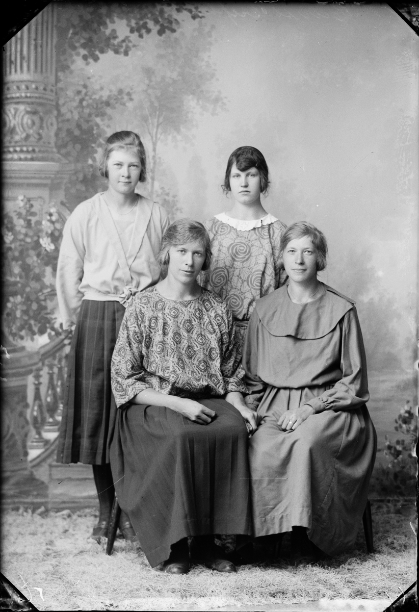 Skötsner-Edhlund, Two Young People and Two Women, Östhammar, Uppland