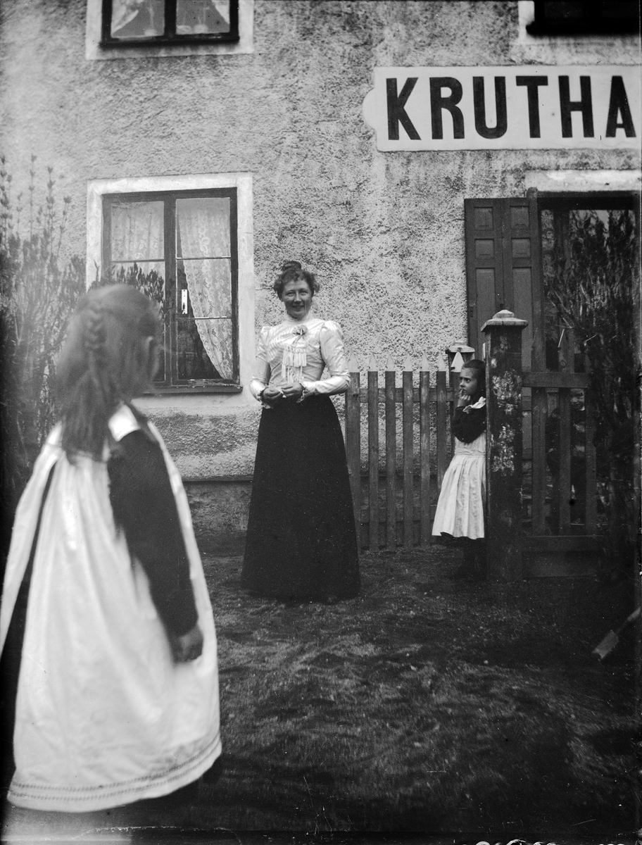 Carl Liljefors, Kvinna framför Liljefors Kruthandel, Svartbäcksgatan 37, kvarteret Edda, Svartbäcken, Uppsala 1900 - 1901