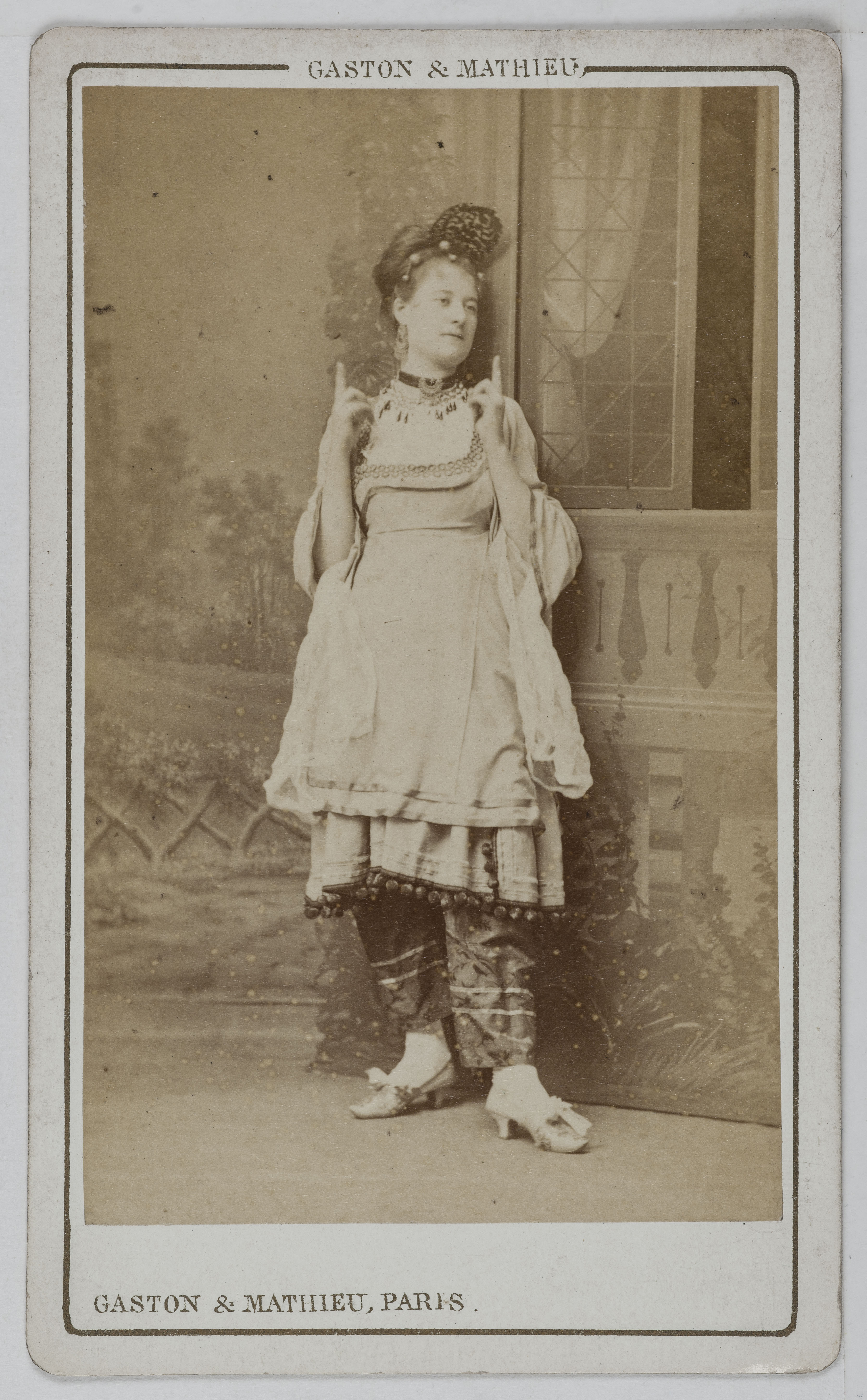 Mathieu & Cie Gaston, Portrait de Mussy, actrice au théâtre des Folies-Marigny.