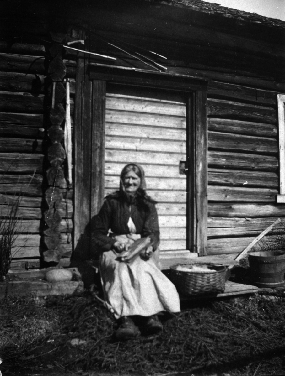 Anno Domkirkeodden, ELDRE KONE FORAN HUS KARDER ULL, AGNETE PETLUND?, PETLUND