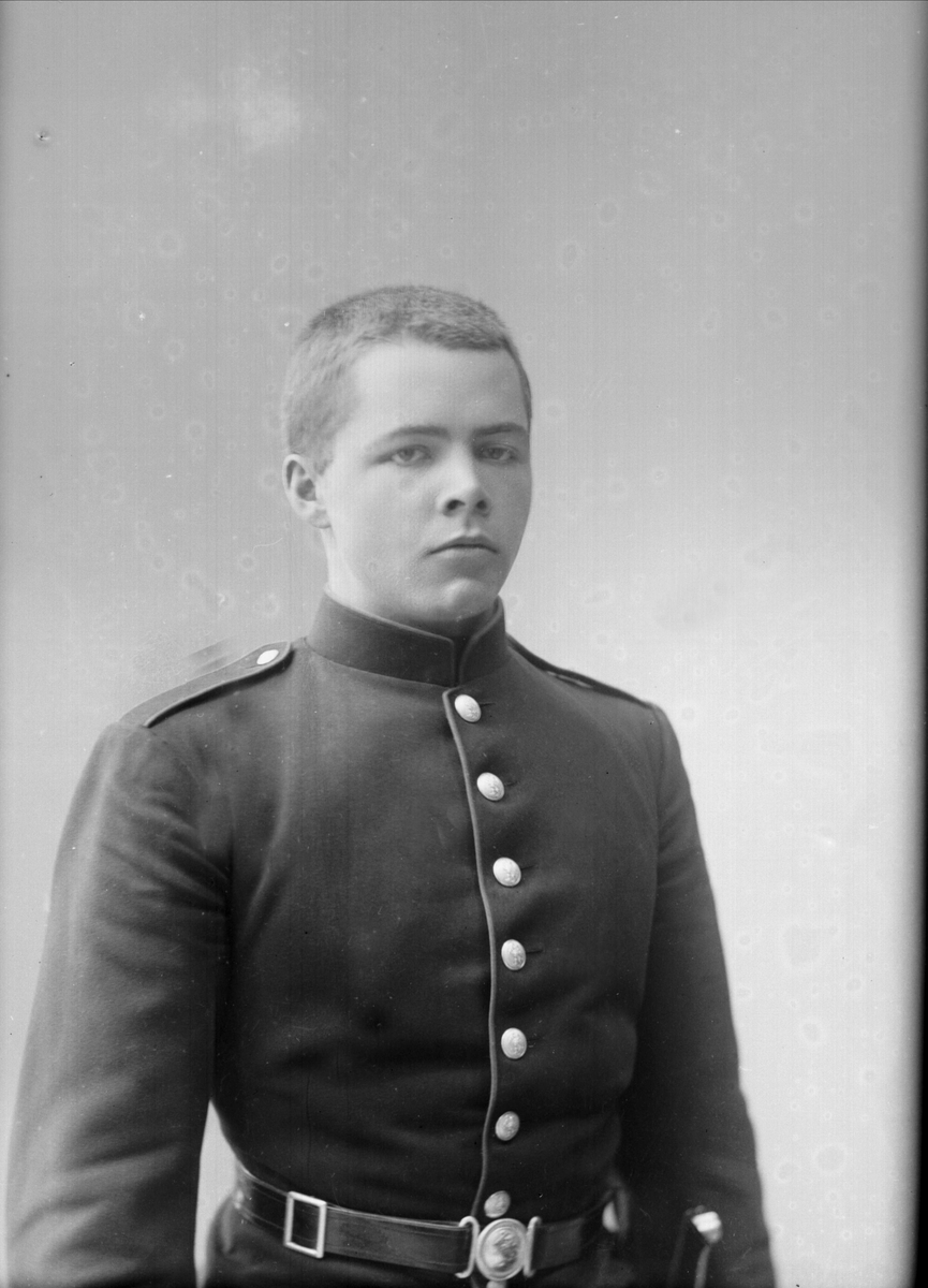 Gustav Borgen, Portrett, mann i kadettuniform.