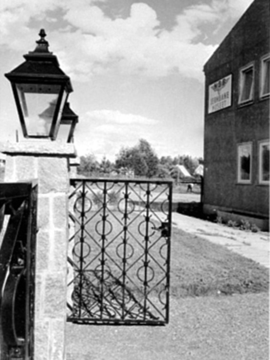 Anno Domkirkeodden, INNGANGSPARTIET, INNGANGSPORTEN PÅ JERNBANEMUSEET, STRANDVEGEN 132