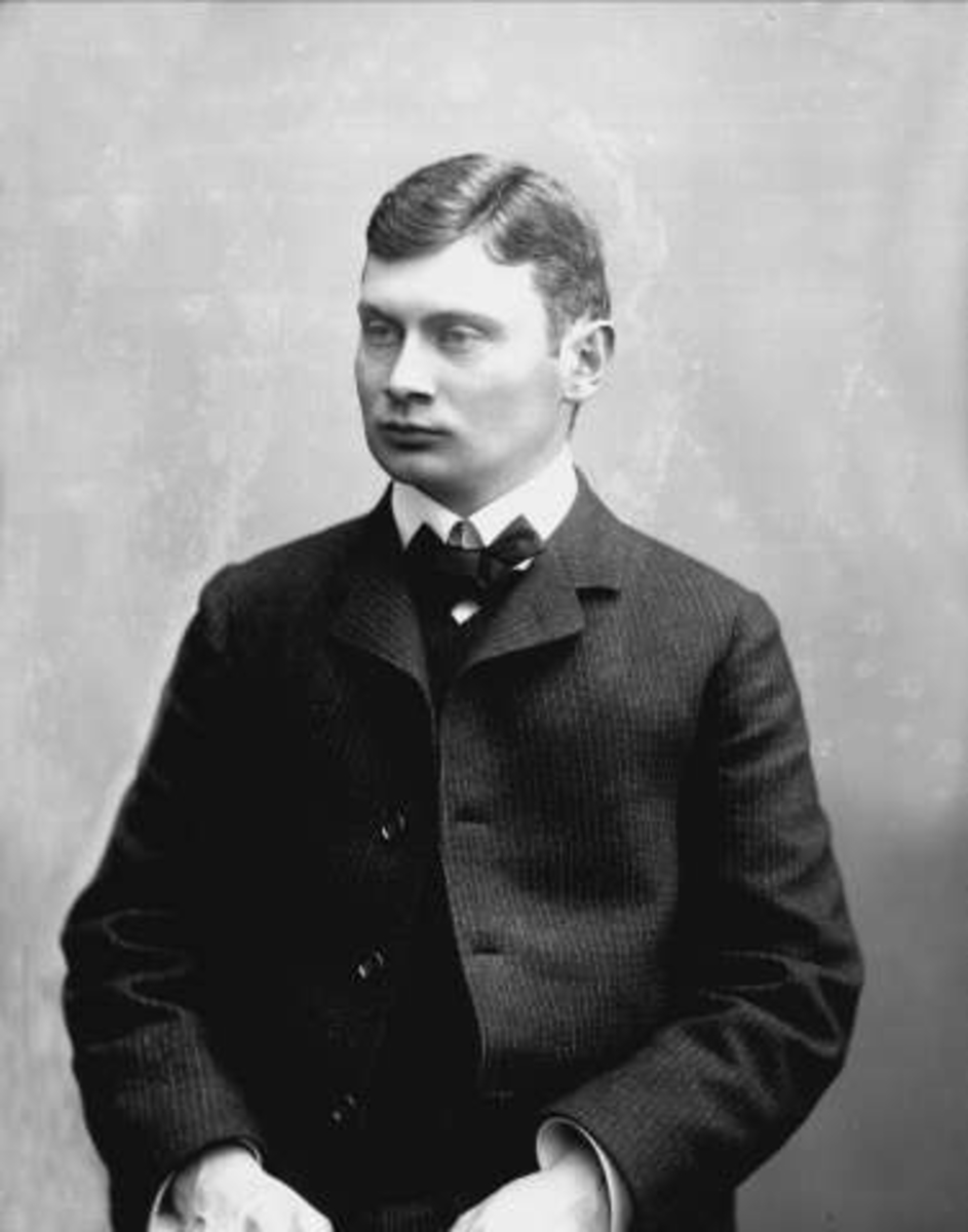 Gustav Borgen, Portrett, mann i dress. Skogsforvalter Løvenskiold.