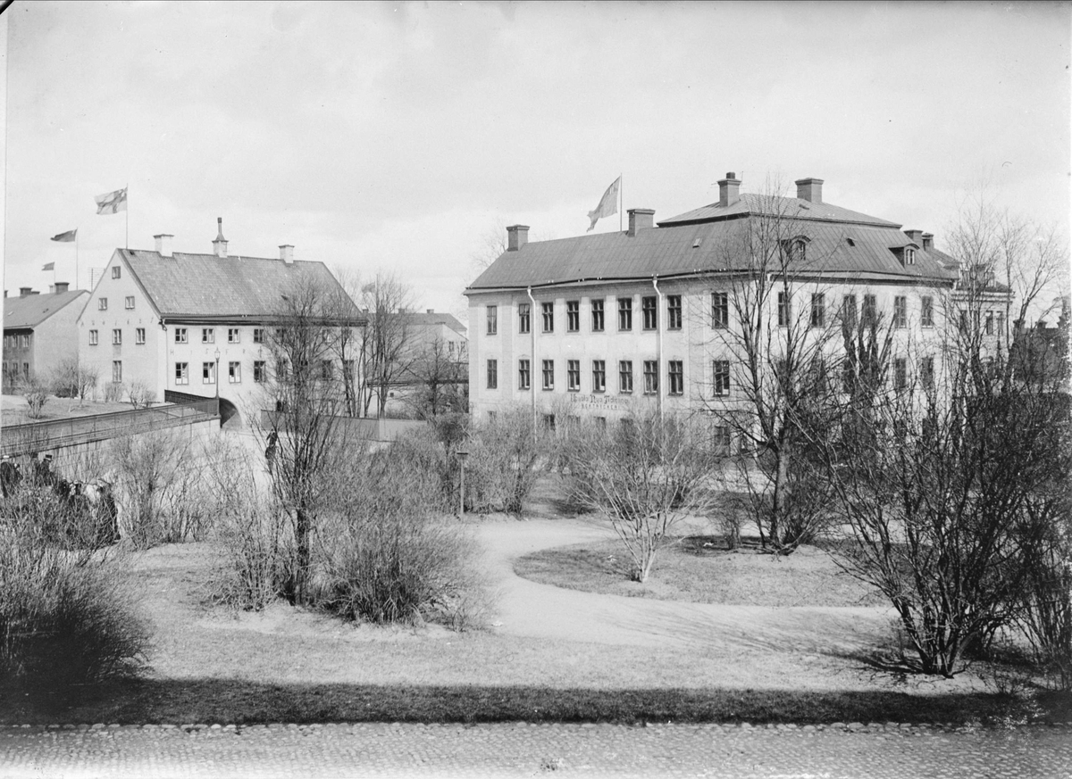 Alfred Dahlgren, Riddartorget i Uppsala från väster 1901 - 1902, med Oxenstiernska huset och Skyttenanum