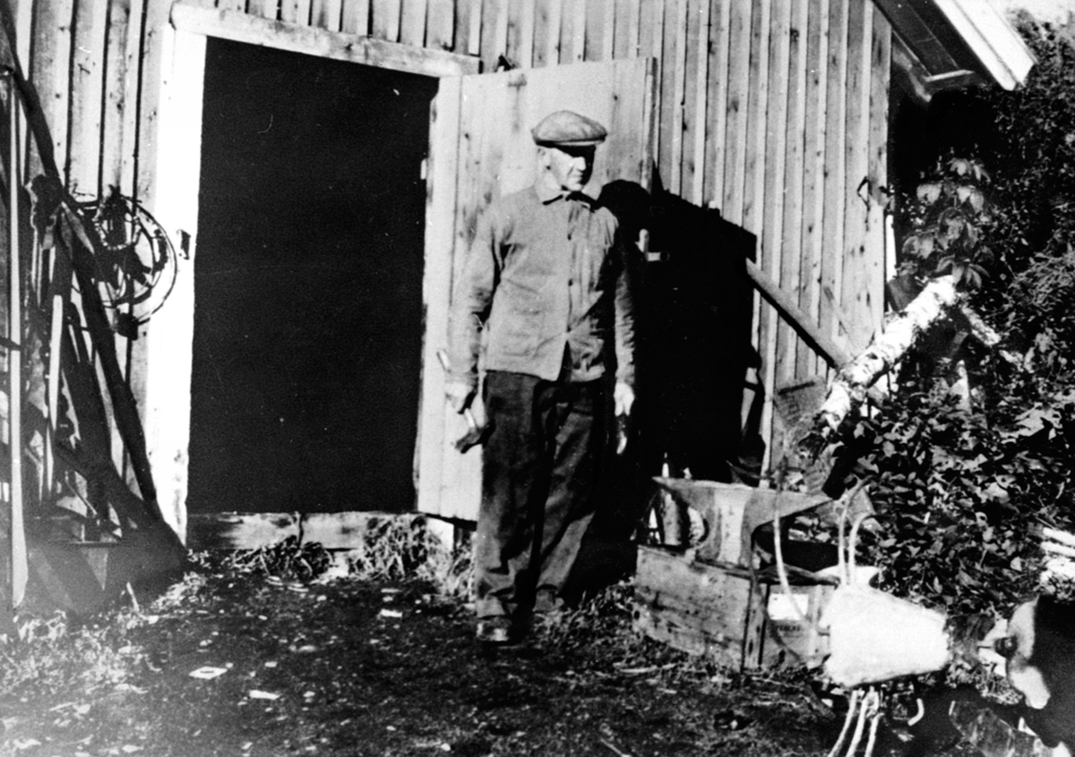 Anno Domkirkeodden, Smed Kristian Helgesen født på Stor-Imerslundeie 22. 09. 1886, her Frøberg gård, Furnes, Ringsaker.