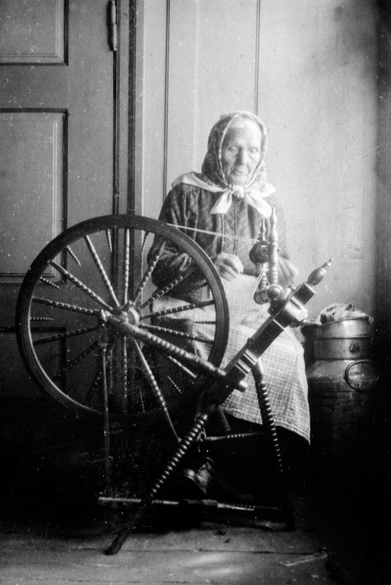Anno Domkirkeodden, PORTR: HELENE, ELDRE DAME 94 ÅR V/ROKKEN, SPINNER, LØTEN.