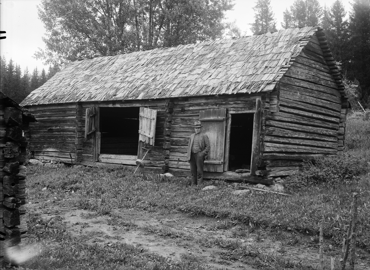 Paul Sandberg, Uthus i timmerkonstruktion i Knäbåg, Edsbro socken, Uppland 1932