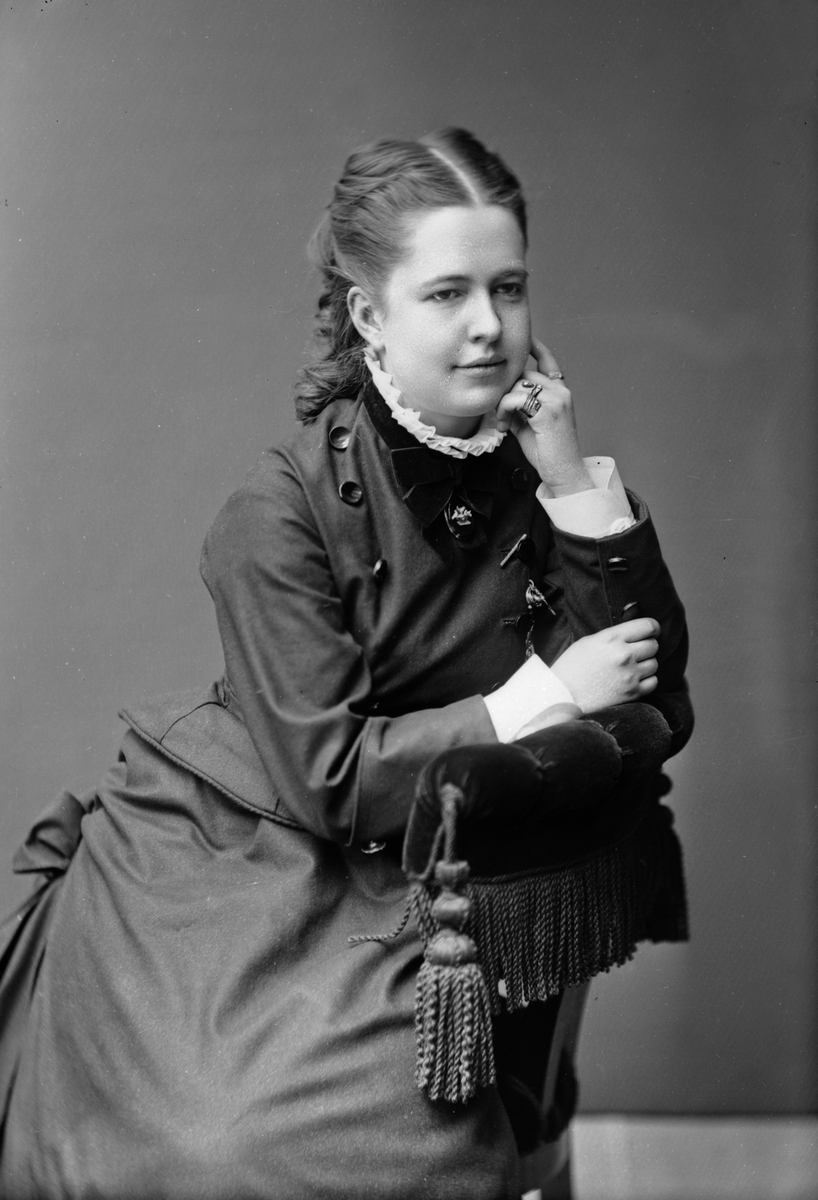 Maria Tesch, Porträtt Fotograferad i Maria Teschs ateljé som fanns i Linköping åren 1873 - 1936. Digitaliserad efter original glasnegativ som förvaras på Stiftsbiblioteket /Linköpings stadsbibliotek.