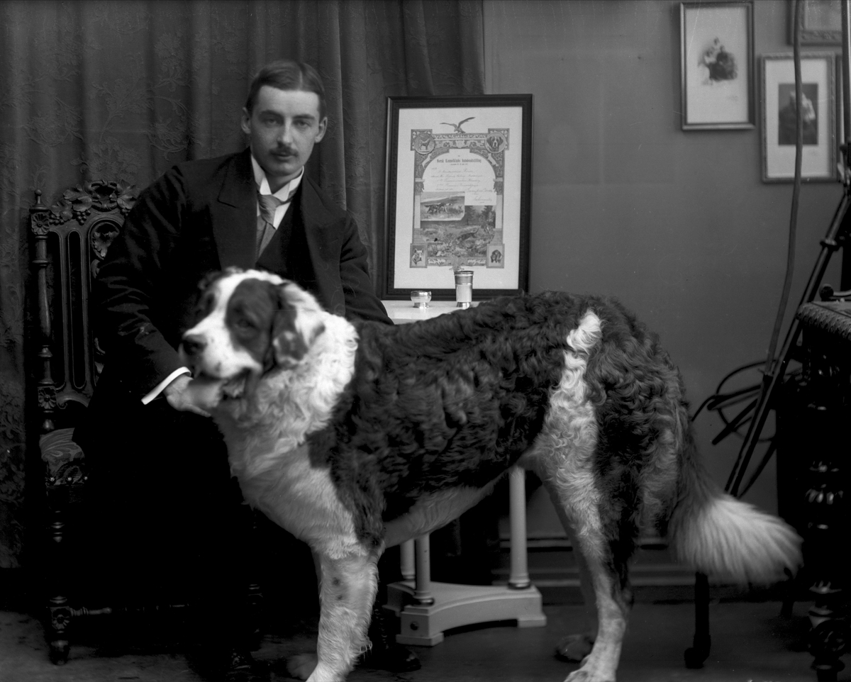 Gustav Borgen, Portrett, Agent Aaberg med hund.