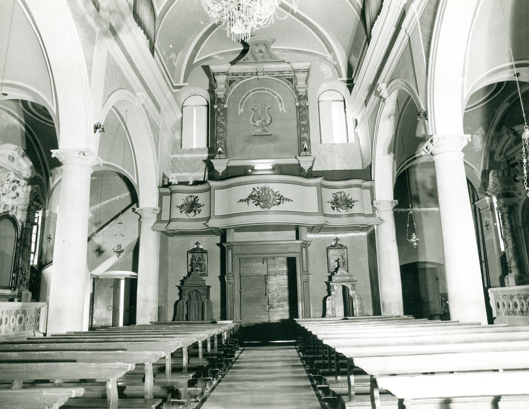 Jug, Milna (Brač) - Župna crkva Blažene Gospe od Blagovjesti - Smještaj u prostoru - pogled na zatvoreni prospekt