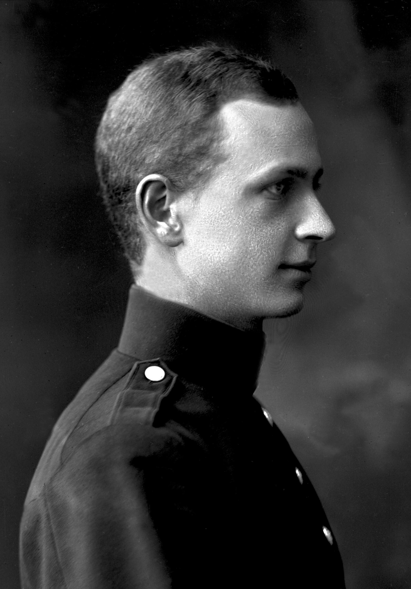 Gustav Borgen, Portrett, mann i kadettuniform.